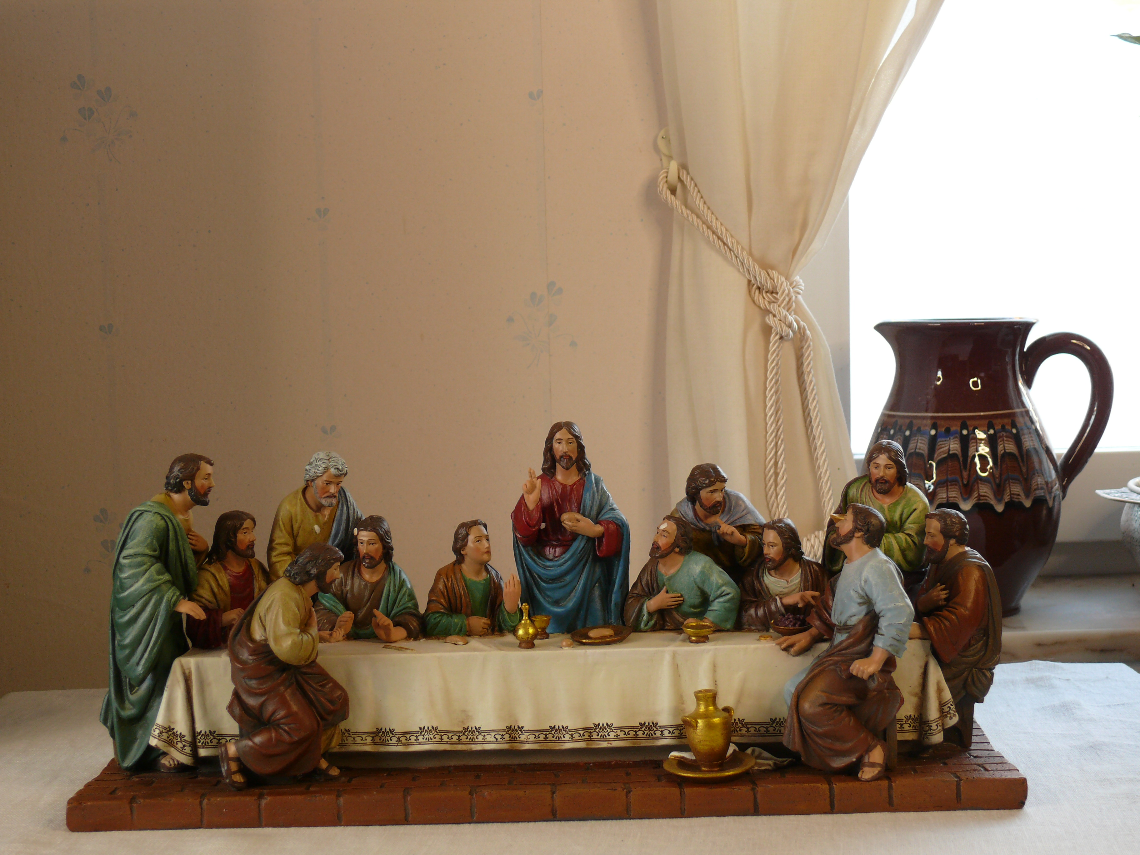 A figurine depicting Jesus and the aposels at the last supper.